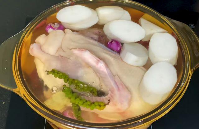 Luộc vịt và nấu nồi nước dùng - Ảnh sưu tầm