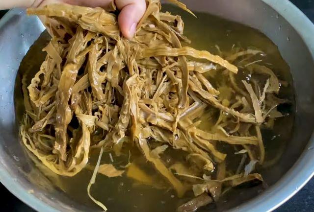 Ngâm và rửa sạch măng khô - Ảnh sưu tầm