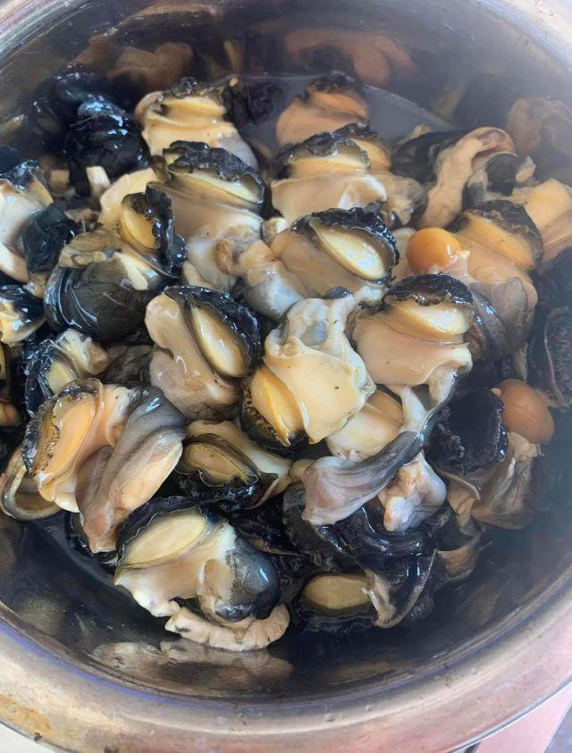 Luộc ốc và lấy phần thịt của ốc ra ngoài - Ảnh sưu tầm