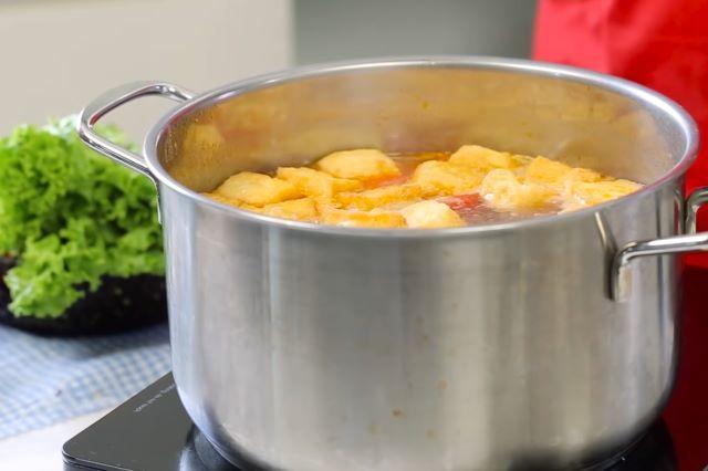 Nấu nồi nước dùng bún ốc - Ảnh sưu tầm