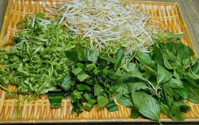 Chuẩn bị các loại rau ăn kèm với bún riêu chay - Ảnh sưu tầm