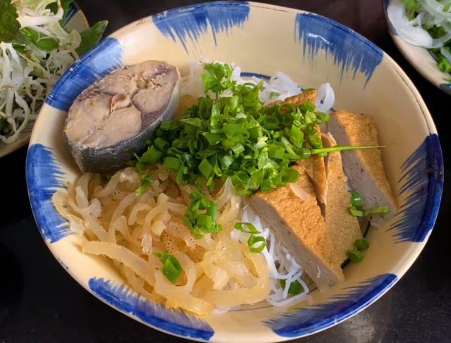 Bày ra bát, cho nước dùng vào và thưởng thức thôi - Ảnh sưu tầm