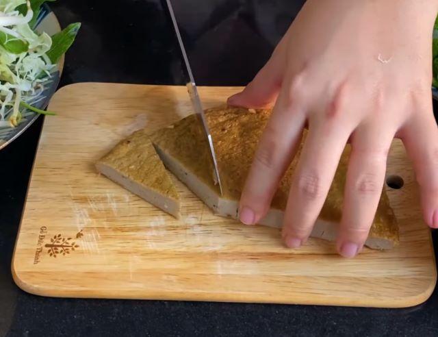 Cắt nhỏ chả cá thành miếng vừa ăn - Ảnh sưu tầm