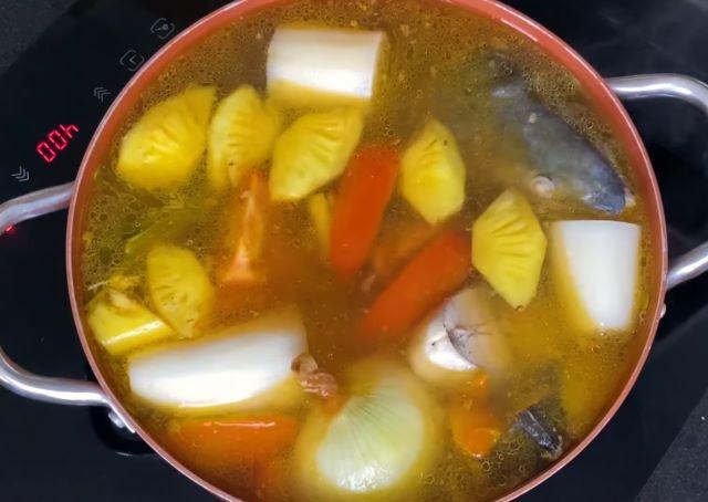 Nấu nồi nước dùng bún sứa Nha Trang - Ảnh sưu tầm