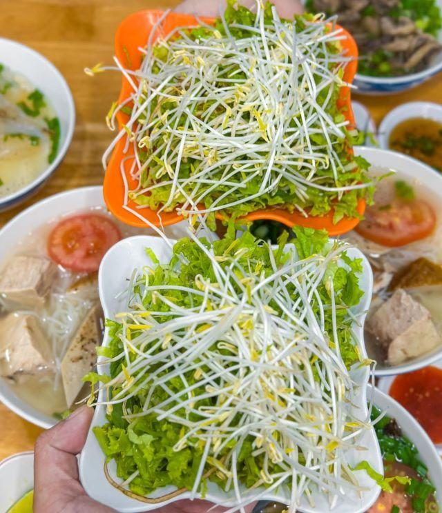 Rau sống ăn kèm với món bún sứa Nha Trang - Ảnh từ Cường Quốc Phạm