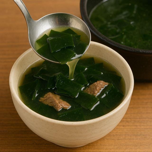 Thưởng thức ngay tô canh rong biển thịt bò thơm ngon