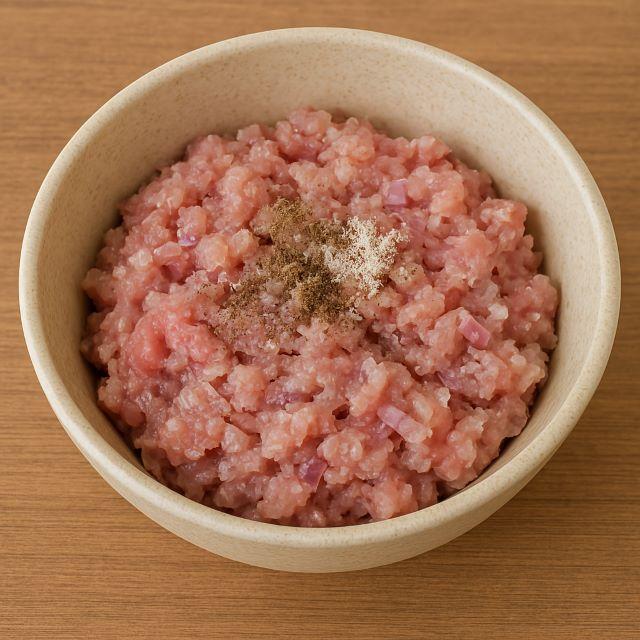 Ướp thịt băm với các gia vị