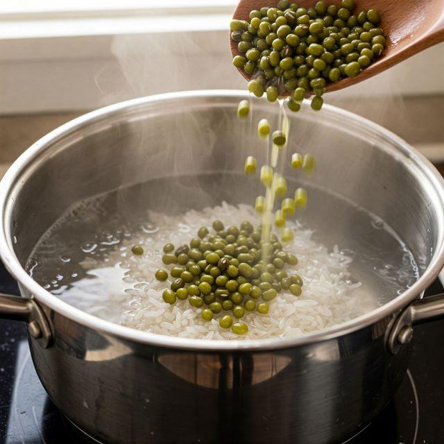 Nước sôi thì cho gạo và đậu xanh đã ngâm vào ninh