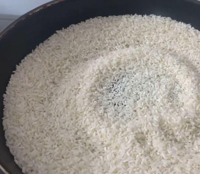 Bắt chảo lên bếp và rang gạo trước khi nấu để cháo có mùi thơm hơn - Ảnh sưu tầm