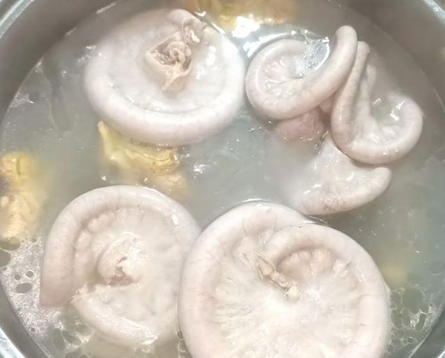 Bước luộc lòng heo ở cách nấu cháo lòng miền Trung