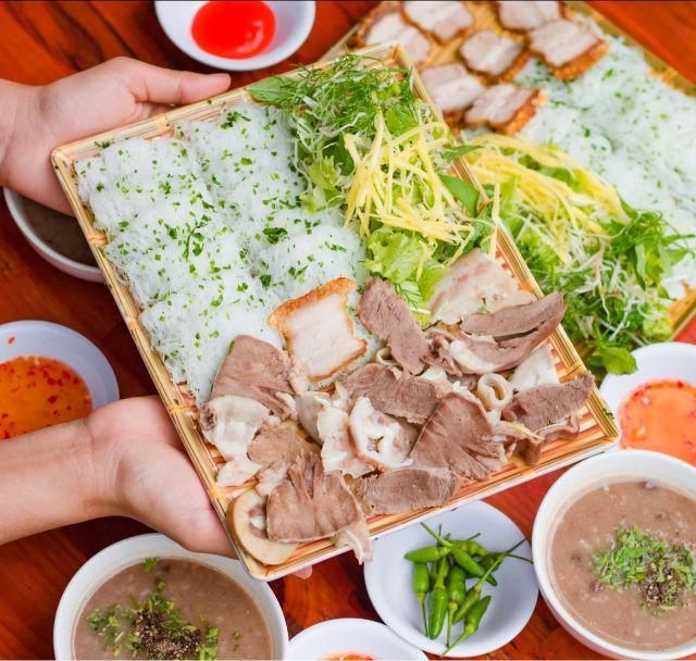 Thưởng thức cháo lòng bánh hỏi miền Trung - Ảnh từ Gà Bông Foodie