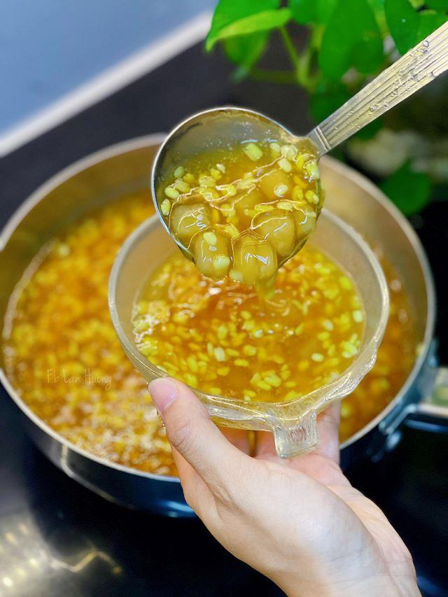 Cho chè ra bát và thưởng thức thôi - Ảnh từ Lan Hương