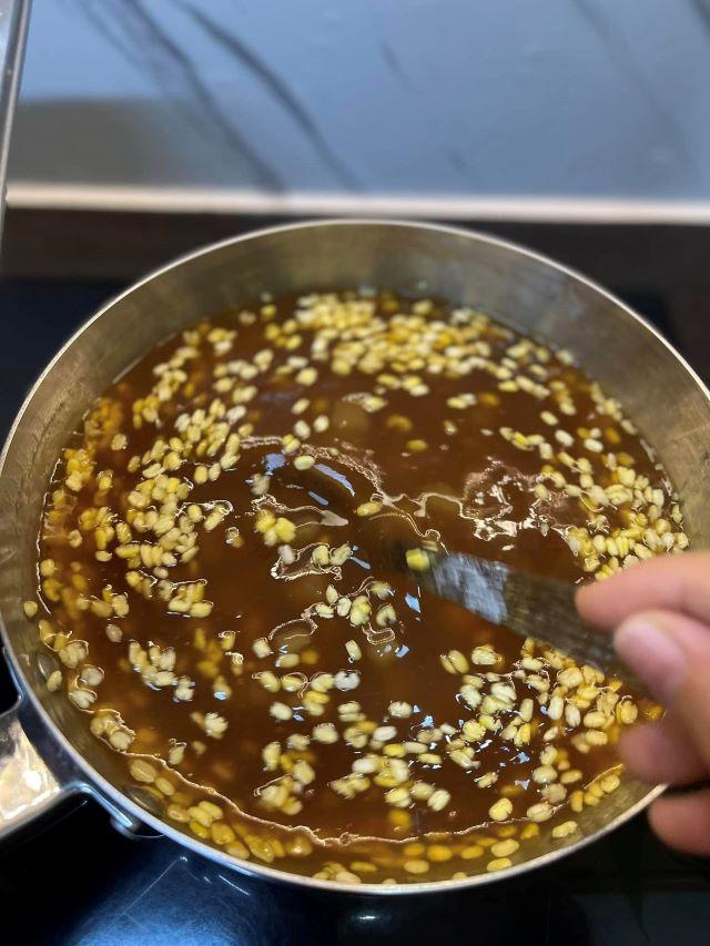 Cho cùi bưởi và đậu xanh vào - Ảnh từ Lan Hương