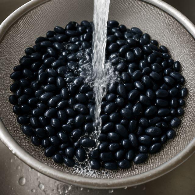 Rửa sạch đậu đen