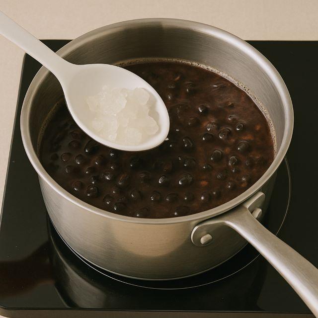Sau khi đổ phần đậu đen vừa sên đường xong thì ta cho thêm đường vào nồi chè, ninh thêm khoảng 5 phút, nêm lại và tắt bếp