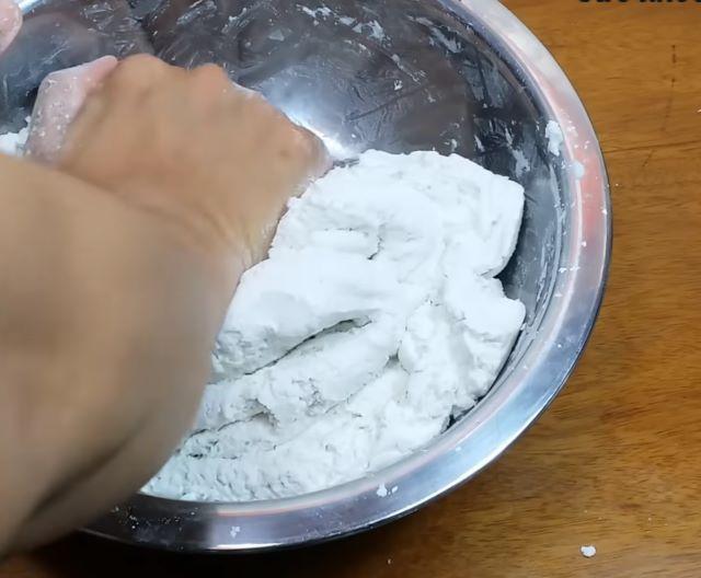 Nhào bột để làm vỏ bánh chè trôi nước