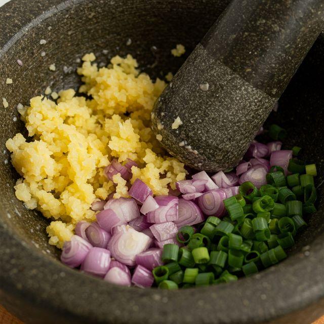 Hành lá, hành tím, gừng đập dập, hành lá giã nhỏ