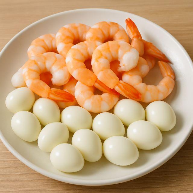 Luộc tôm và trứng cút