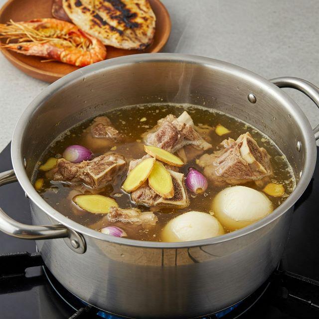 Nấu nồi nước dùng hủ tiếu Nam Vang