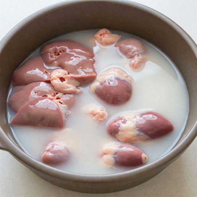 Ngâm và rửa sạch tim heo với gan