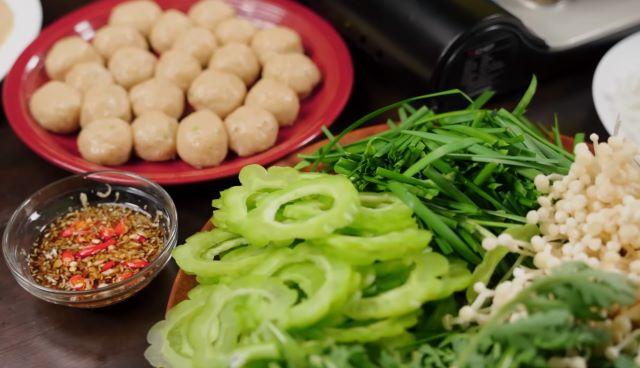 Bày cho đẹp mắt và thưởng thức món lẩu cá thác lác khổ qua nóng hổi vừa thổi vừa ăn thôi nào - Ảnh sưu tầm