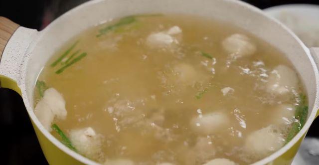 Cho chả cá thác lác vào nồi lẩu đang sôi, chả cá nổi lên là chín - Ảnh sưu tầm