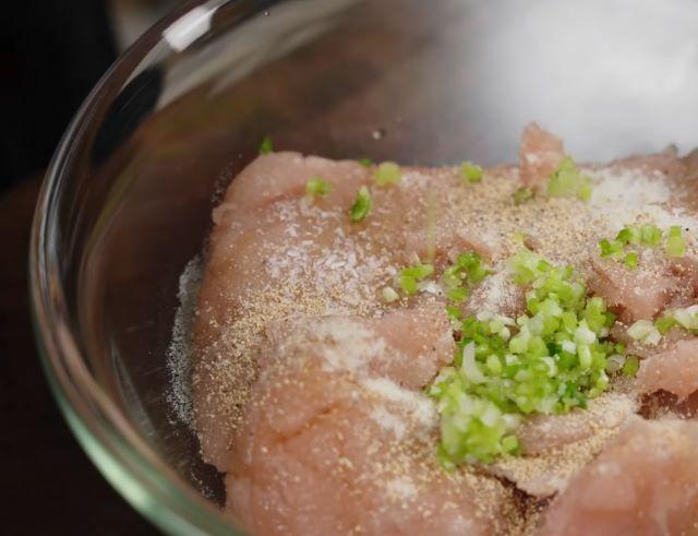 Sơ chế và ướp chả cá thác lác - Ảnh sưu tầm