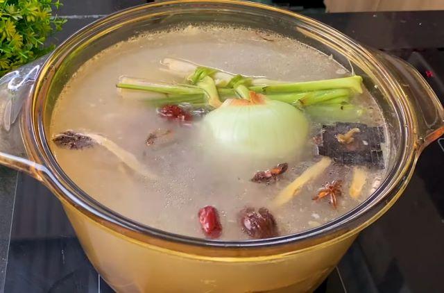 Hầm xương và ninh nước dùng lẩu dê cùng các thảo dược và củ quả - Ảnh sưu tầm