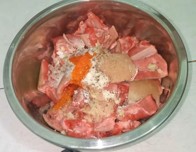 Sơ chế và ướp thịt dê - Ảnh sưu tầm