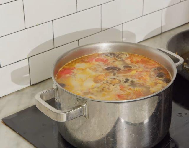 Cho hết cà chua, măng và thịt ếch vừa xào vào nồi nước dùng ninh trong vài phút rồi nêm nếm cho vừa ăn - Ảnh sưu tầm