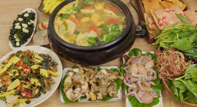 Hoàn thiện và thưởng thức món lẩu ếch măng chua - Ảnh sưu tầm