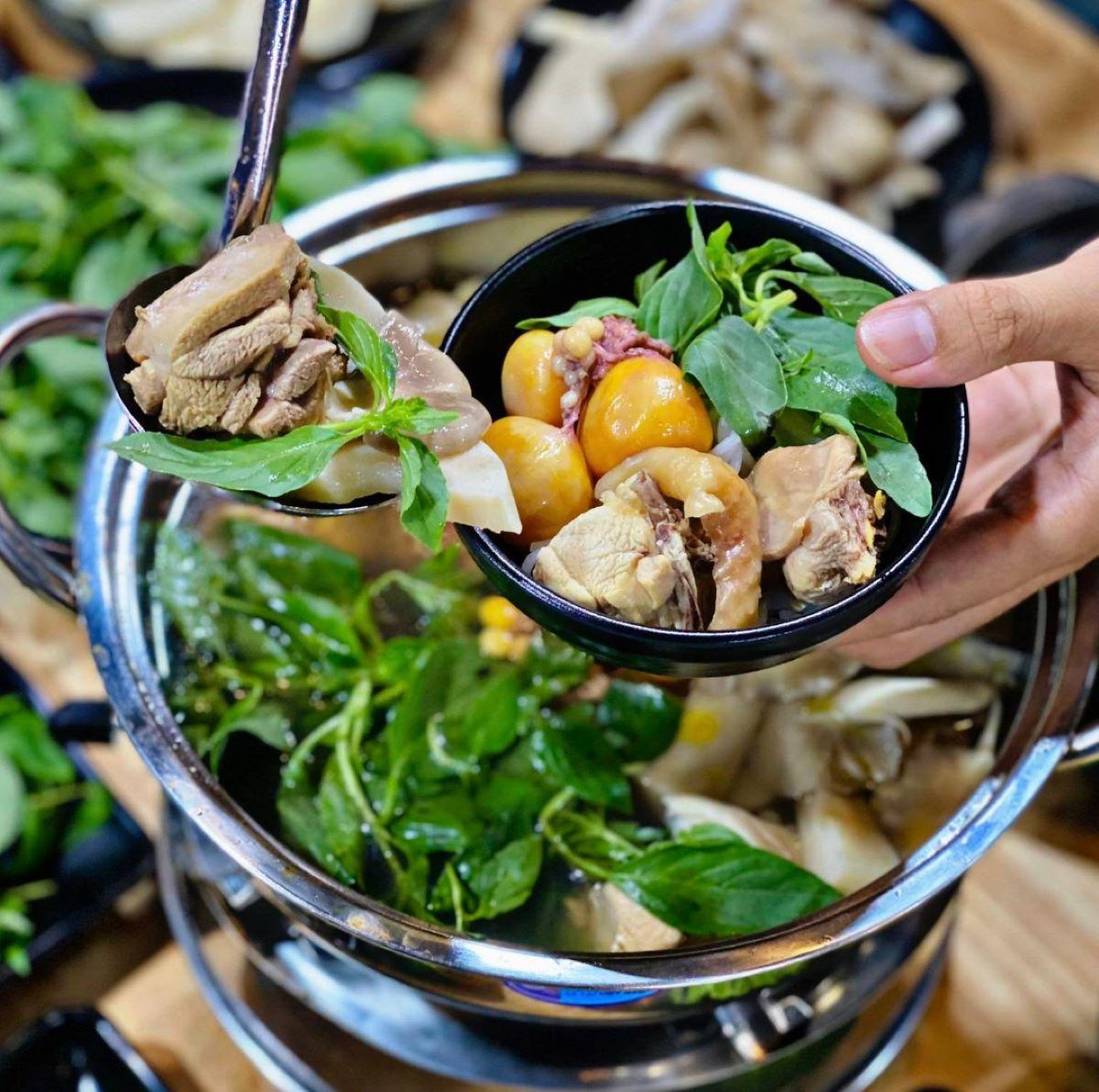 Cách nấu lẩu gà lá é thơm ngon chuẩn vị