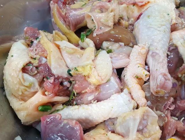 Sơ chế và ướp thịt gà khoảng 20 phút - Ảnh sưu tầm