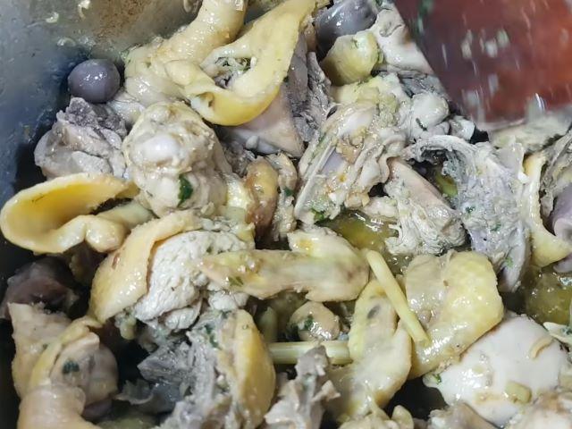 Xào thịt gà cho săn lại rồi cho nước vào hầm - Ảnh sưu tầm