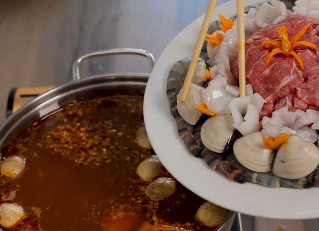 Cho hải sản và topping vào nồi lẩu rồi thưởng thức thôi - Ảnh sưu tầm