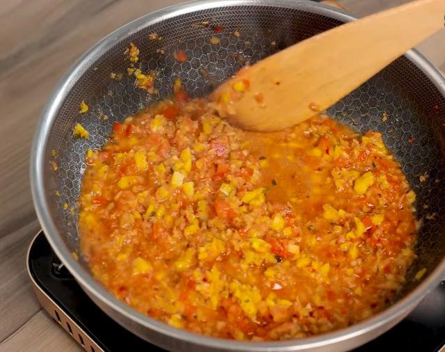 Phi gia vị và xào cà chua (bạn có thể xay nhuyễn cà chua để nước lẩu đậm màu hơn) - Ảnh sưu tầm