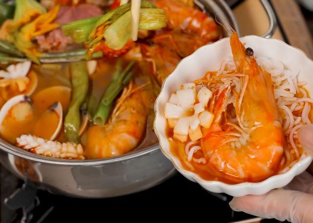 Thưởng thức lẩu hải sản khi còn nóng để trọn vị - Ảnh sưu tầm