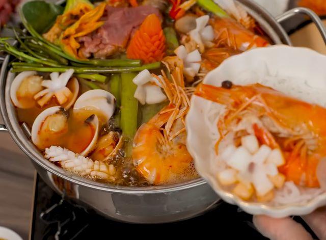 Thưởng thức ngay nồi lẩu nấm hải sản thơm ngon nóng hổi vừa nấu xong thôi - Ảnh sưu tầm
