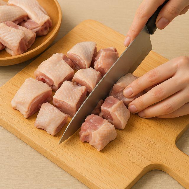 Chặt thịt vịt thành từng miếng nhỏ vừa ăn