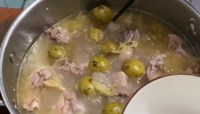 Khi nồi nước dùng sâu thì gắp sấu ra dằm nhuyễn - ảnh sưu tầm