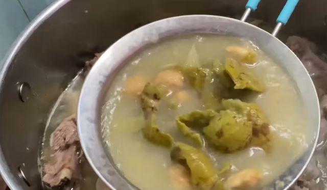 Sau khi đã dằm nhuyễn sấu thì ta lọc lấy nước sấu cho vào nồi nước dùng - Ảnh sưu tầm