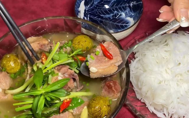 Thưởng thức món lẩu vịt ôm sấu do chính tay mình vừa nấu ngay thôi nào - Ảnh sưu tầm