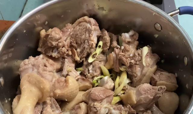 Xào săn thịt vịt và cho nước dùng (bạn có thể cho nước dừa) vào nấu - Ảnh sưu tầm