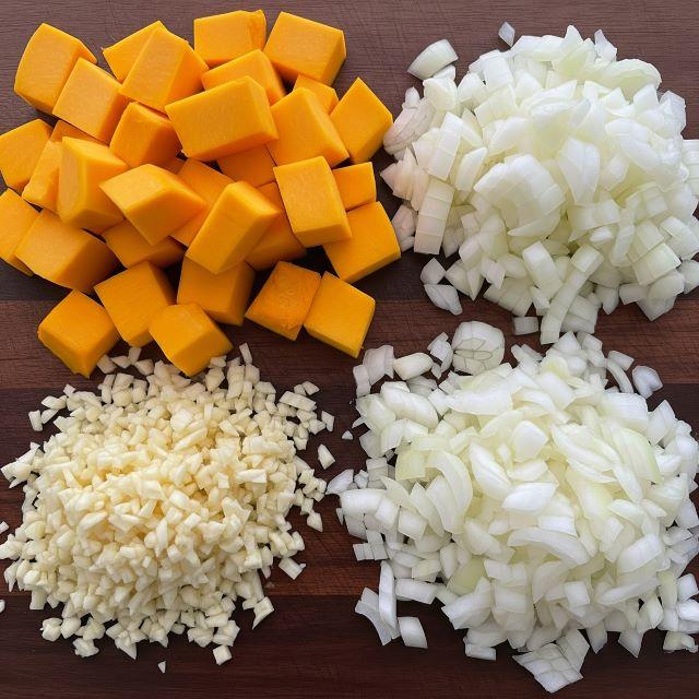 Sơ chế các nguyên liệu của món súp bí đỏ