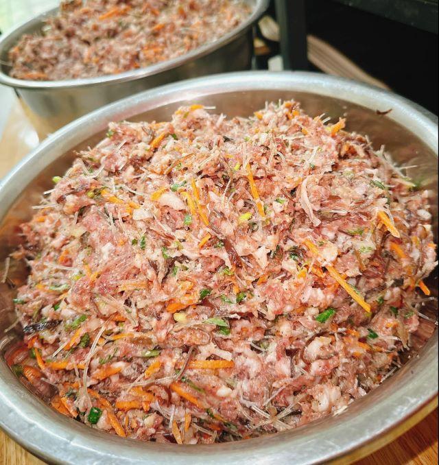 Sơ chế và làm nhân nem rán - Ảnh từ Hồng Te