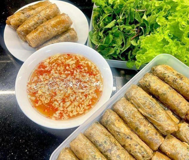 Thưởng thức nem rán ngay lúc còn nóng cùng chén nước chấm chua ngọt - Ảnh sưu tầm