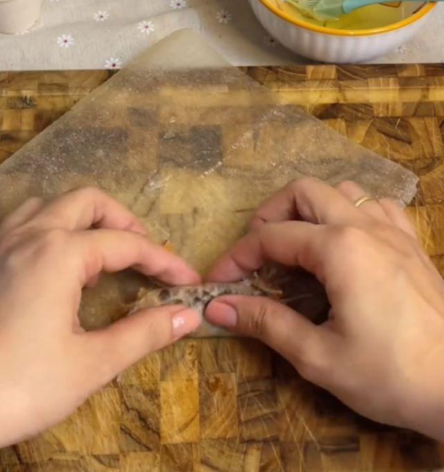Trải bánh đa ra và cho nhân vào cuốn - Ảnh sưu tầm