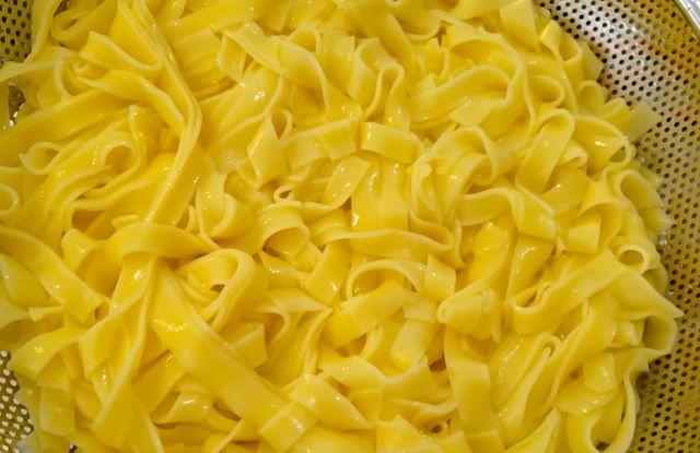 Trụng sơ sợi mì và để ráo sau đó cho vào bát - Ảnh sưu tầm