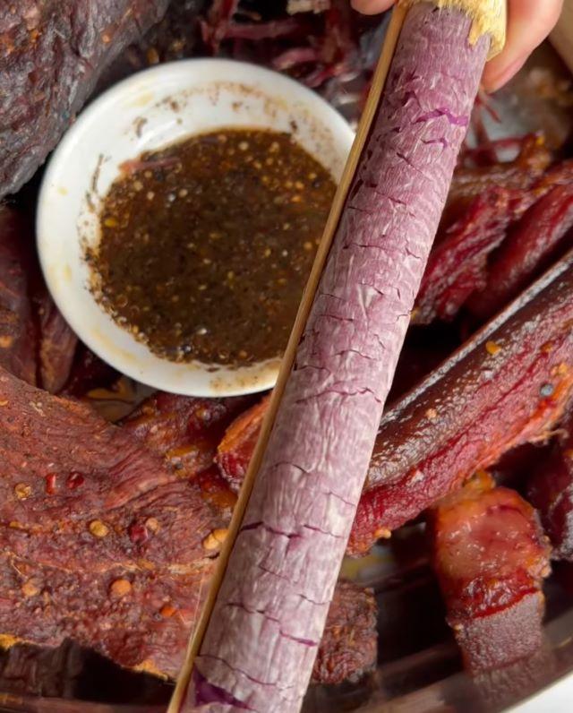 Cơm lam ăn với thịt gác bếp, muối chẳm chéo - Ảnh sưu tầm