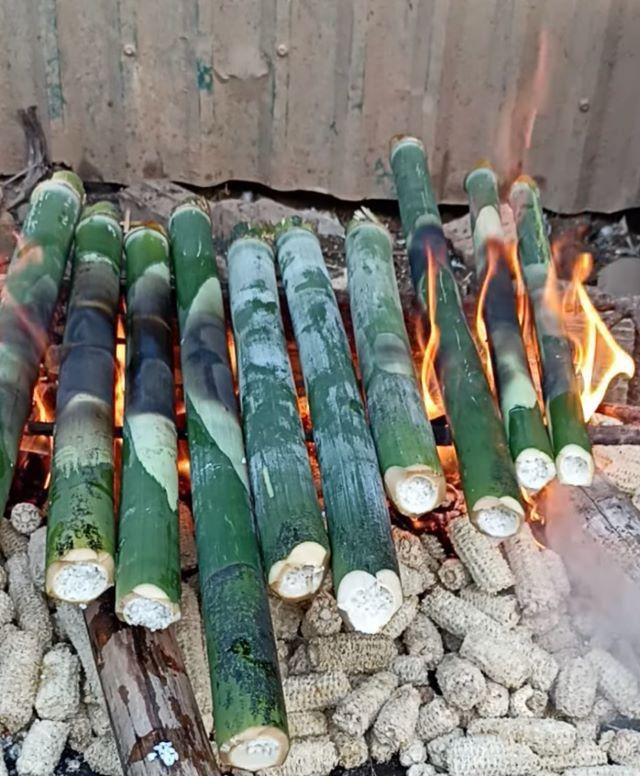 Nướng cơm lam trên bếp củi lửa - Ảnh sưu tầm